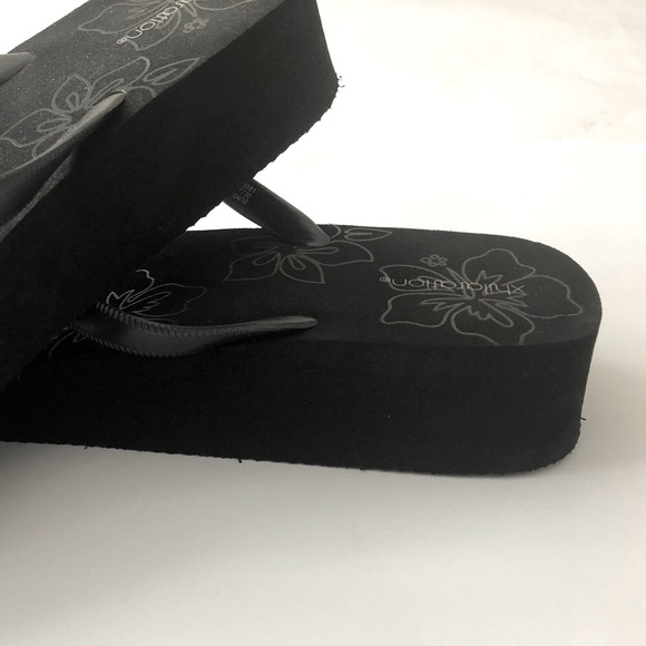 Xhilaration Wedge Flip Flops in Black Color Women’s Size 10 - Picture 4 of 5